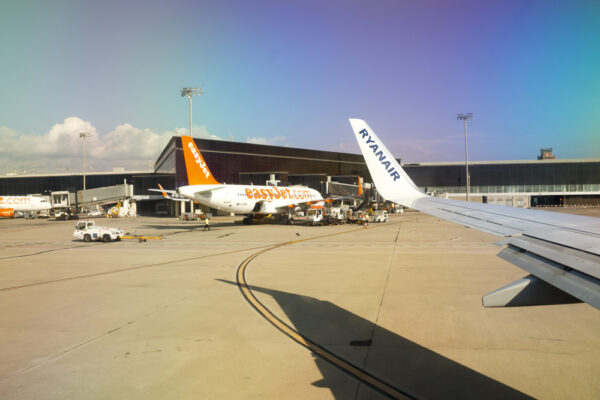 Czego nie wolno jeść w samolocie? Ryanair, EasyJet i TUI wskazują ograniczenia