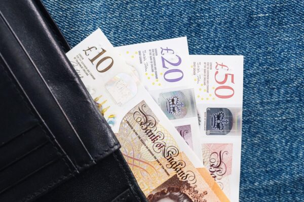 W latach 2023/34 aż 4,2 mln pracujących mieszkańców Wysp żyło poniżej minimalnego standardu dochodu 