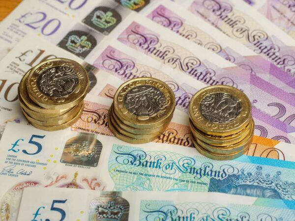 Osoby pobierające tradycyjne świadczenia powinny pospieszyć się z aplikowaniem o Universal Credit