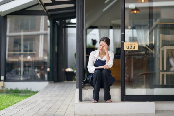 Sieci handlowe zapowiadają zwolnienia. Kogo dotkną redukcje etatów? 