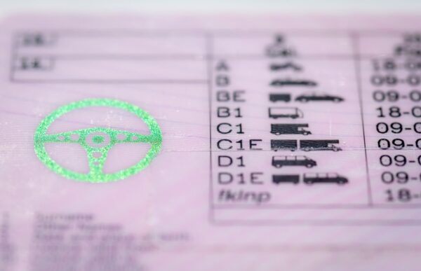 DVLA przypomina o odnowieniu prawa jazdy kierowcom po 69. roku życia