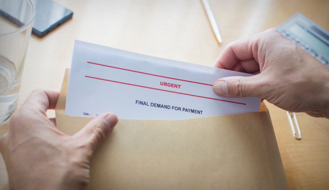 Universal Credit t ow teorii bezzwrotny zasiłek. Jednak wiele osób musi zwrócić część UC. Dlaczego? Foto: shutterstock.com