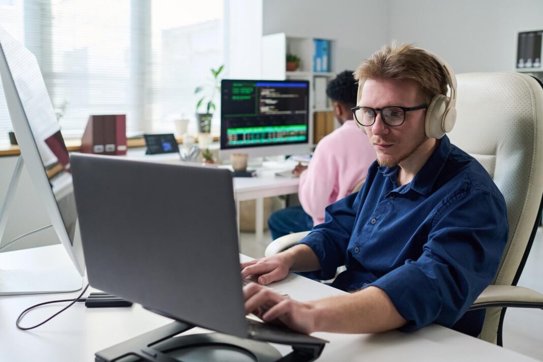 Wśród najczęściej poszukiwanych stanowisk w Wielkiej Brytanii przodują obecnie związane z IT
