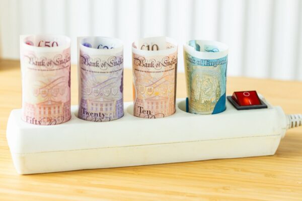 Na zmianach jeszcze bardziej zaoszczędzą ci, którzy korzystają lub przejdą na tanią stałą taryfę przed kwietniem