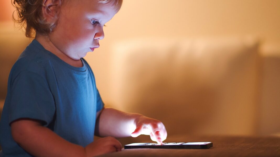 Rząd radzi ograniczyć dzieciom czas spędzany przed ekranami