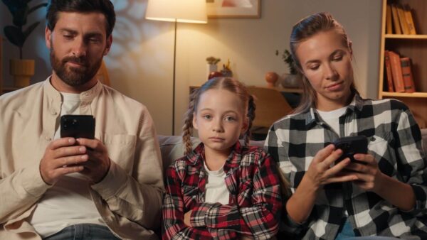 Instytut Polityki Edukacyjnej zalecił w swoim raporcie, aby rodzice zastanowili się nad korzystaniem z ekranów w obecności dzieci