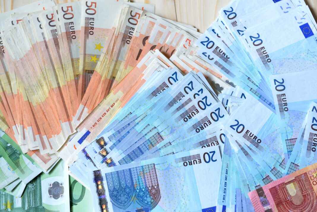 Tysiąc euro zasiłku – komu przysługuje?