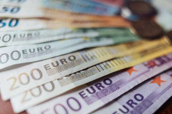 Tysiąc euro zasiłku – komu przysługuje? 