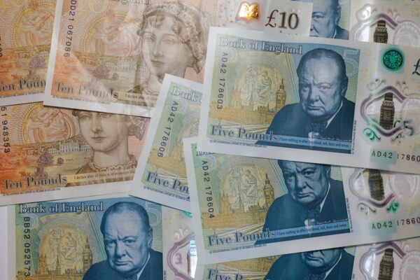 Churchil i Austen znikną z funtów. Co pojawi się na banknotach?