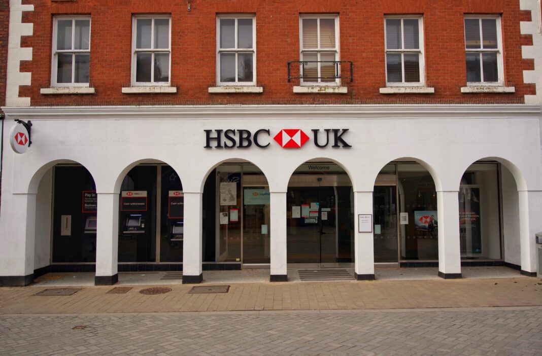 HSCB rozważa likwidację 20 tysięcy miejsc pracy. Ile stanowisk zniknie w UK?