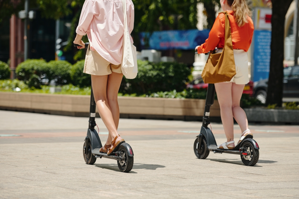 Jazda na hulajnogach elektrycznych bywa niebezpieczne. Wypadków przybywa, mandatów również