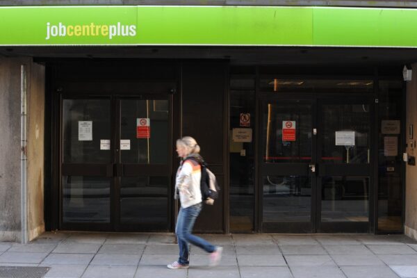 Średnie zarobki spadły do 3,8 proc. w ciągu trzech miesięcy do stycznia