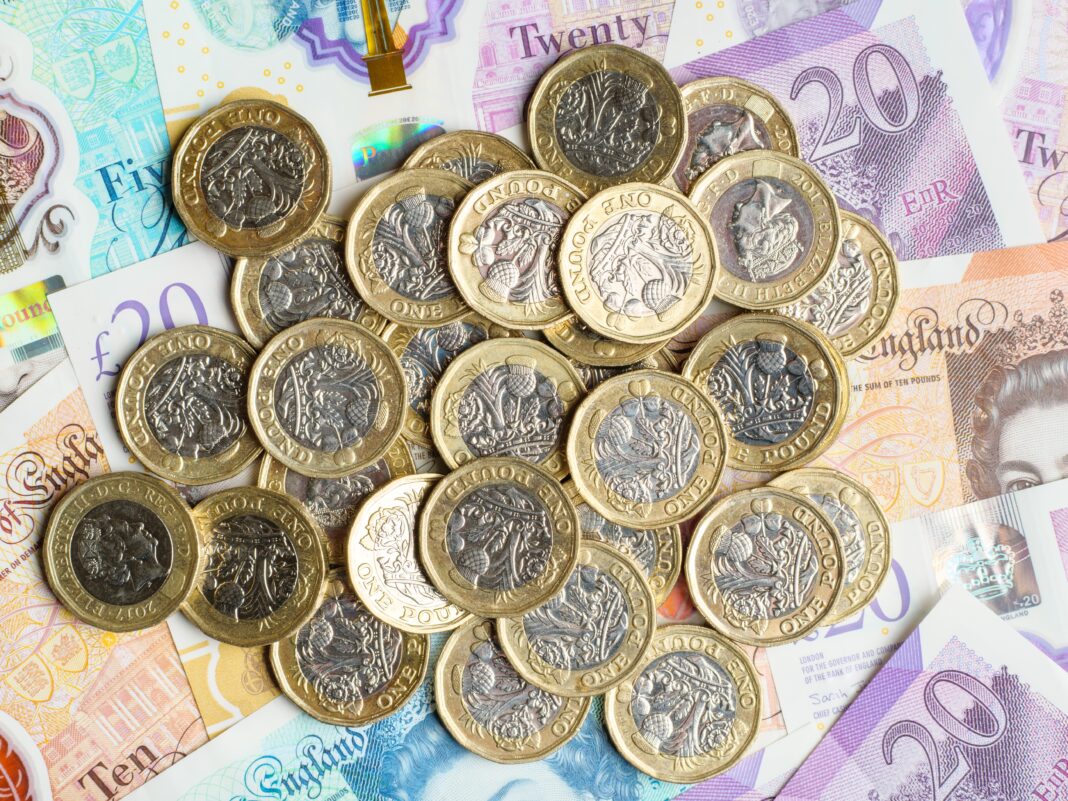 Pracujesz? Masz dziecko w wieku do 11 lat? Sprawdź, czy przysługuje Ci 2000 funtów rocznie?