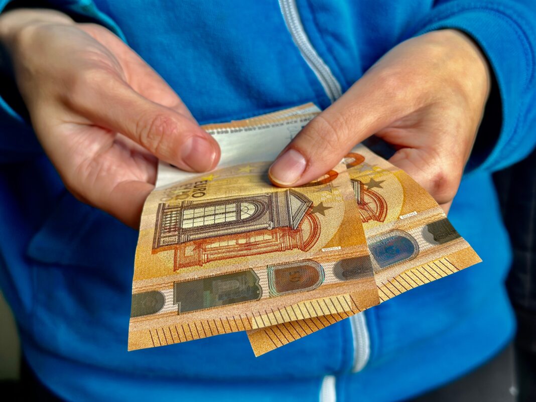 Rząd przedłuży wypłatę Fuel Allowance przez wojnę w Iranie