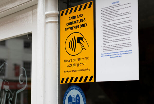 Sklepy w UK rezygnują z przyjmowania gotówki. Zapłacisz jedynie kartą lub telefonem