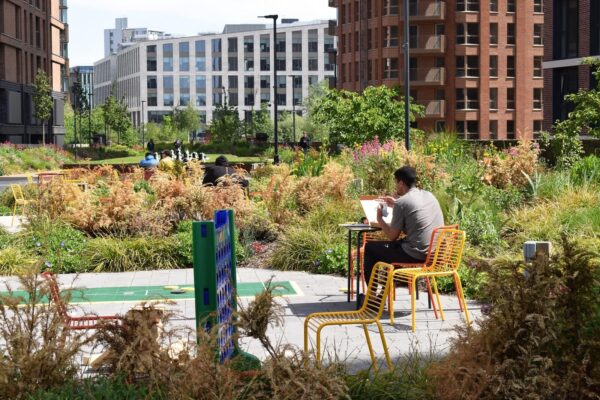 Najwyższa mediana zarobków przypada na starsze grupy wiekowe, w wieku od 40 do 59 lat