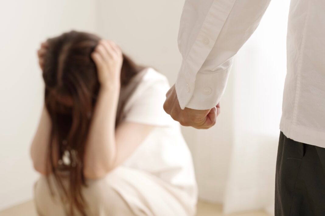 Dlaczego Brytyjczycy boją się o bezpieczeństwo kobiet? Raport a policyjne dane