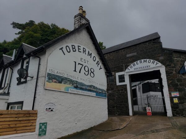 Portowe miasteczko Tobermory stanowi centrum kulturalne życia na wyspie Mull