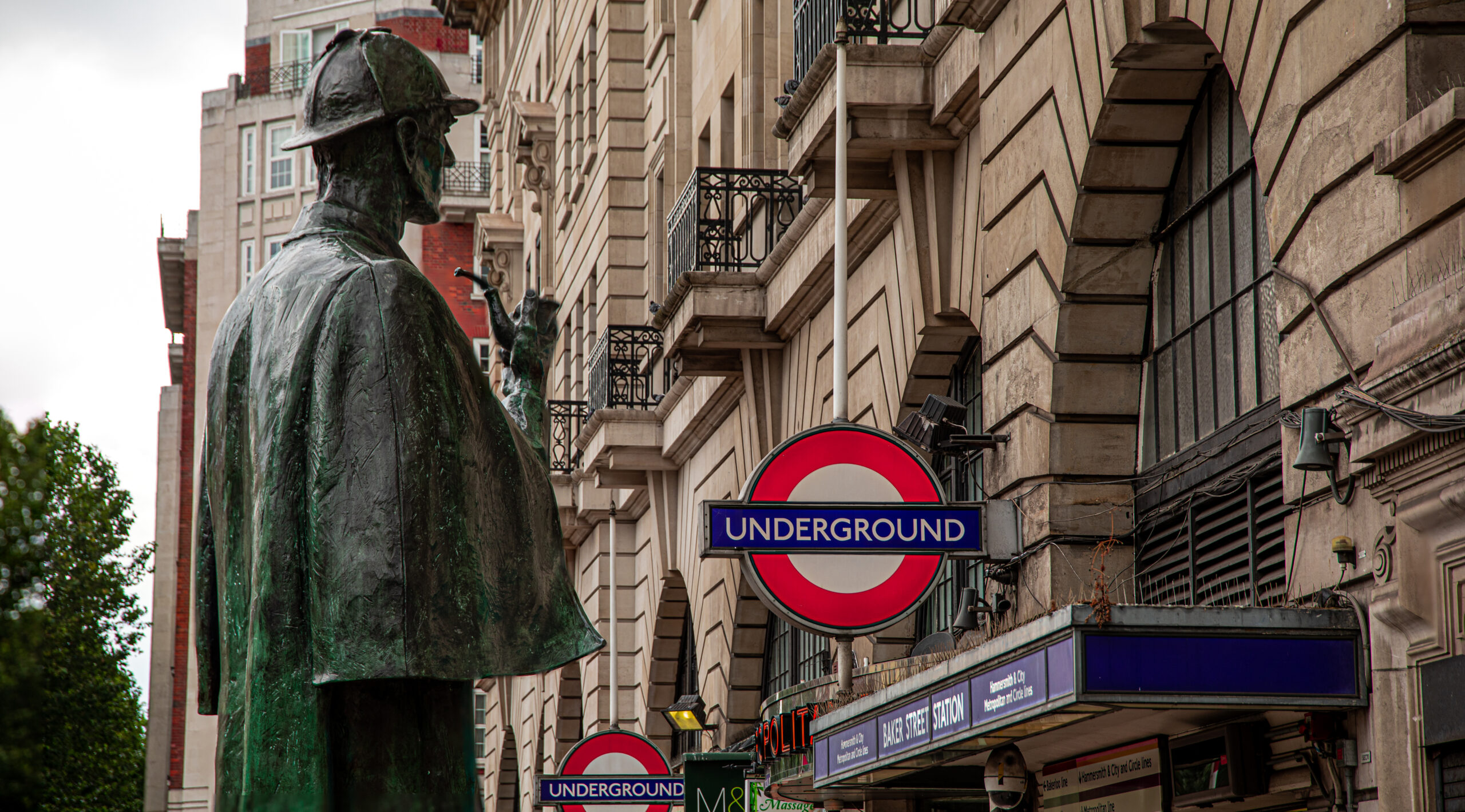 Pomnik Sherlocka Holmesa w Londynie znajduje się przy stacji metra Baker Street. Foto: Shutterstock.com