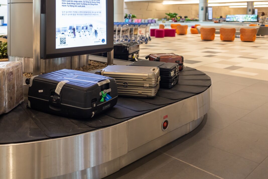 Popularne wstążki przy walizce mogą utrudnić odprawę bagażu!