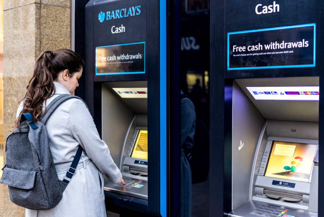 Koniec z zamykaniem kont bankowych przez brytyjskie banki bez uzasadnienia. Duża reforma bankowości. Foto: shuterstock.com