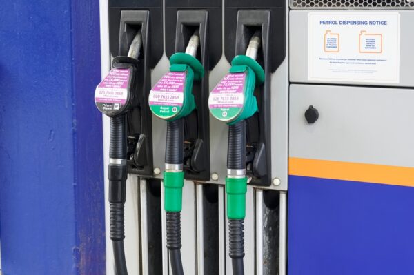 Ceny paliw rosną, koszty ładowania elektryków spadają 