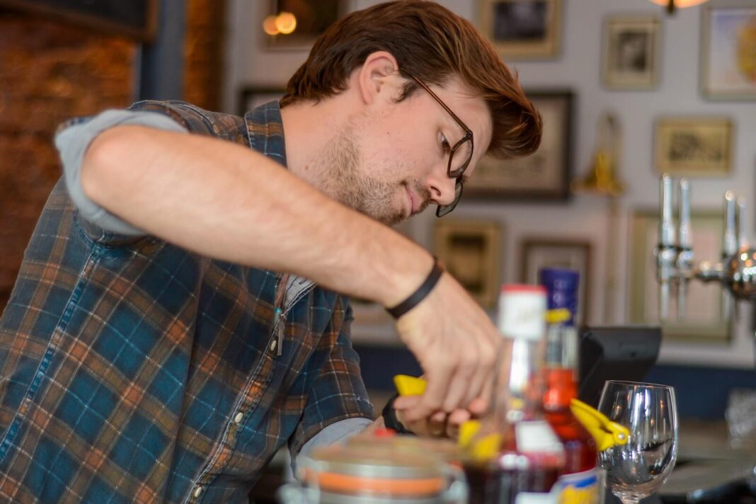 Zaniżone zarobki u pracowników w branży gastronomicznej to norma w UK