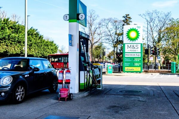 Bak benzyny jest obecnie o 13,86 funta droższy niż na początku wojny