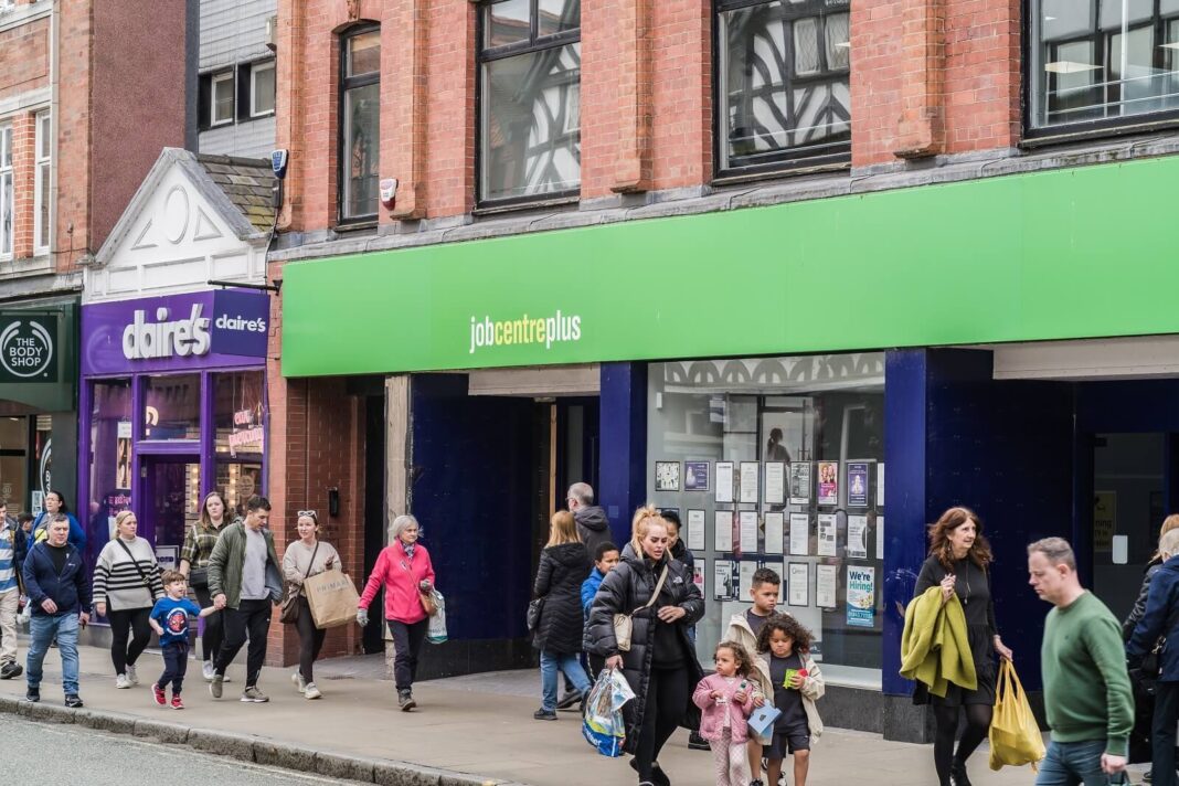 Rośnie liczba osób pobierających Universal Credit