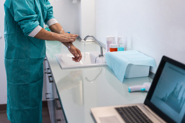 Co dziesiąta operacja odwołana. Chaos w NHS