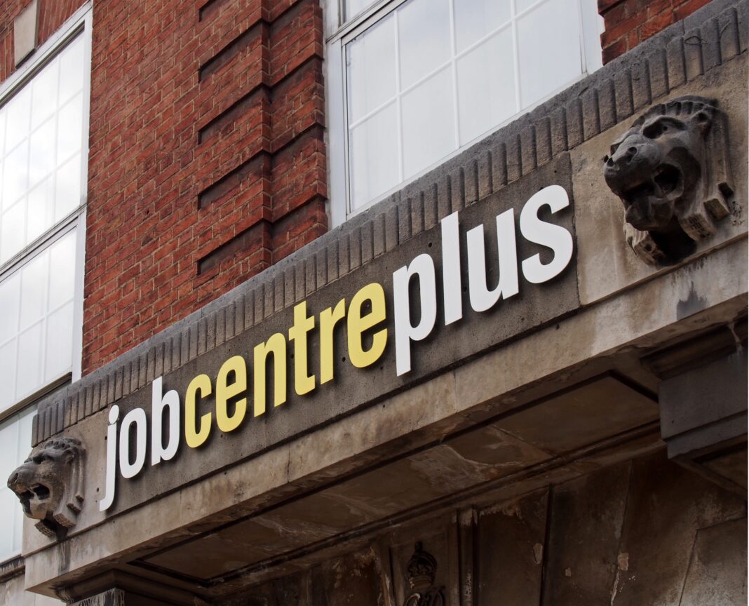 Świadczenia a przeprowadzka - przewodnik jak nie stracić wsparcia