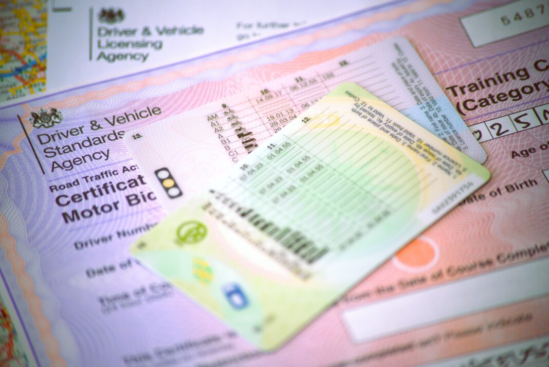 DVLA cofnęła uprawnienia tysiącom kierowców. Co jest powodem?