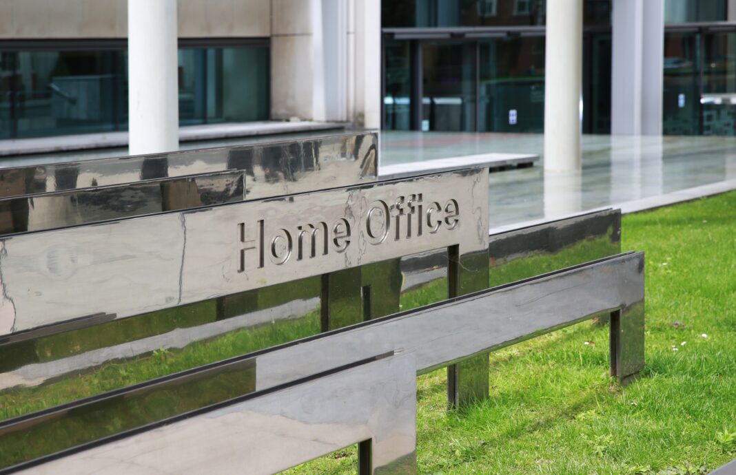 Migranci oszukują, by zostać w UK. Fałszywa przemoc w rodzinie i instrukcje jak kłamać przez Home Office