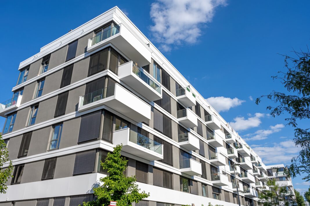 Już 10% firm proponuje pracownikom mieszkanie przy podjęciu pracy. Czy oferty również dla Polaków?