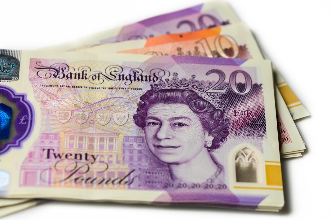 HMRC wysyła czeki ze zwrotem podatku. Setki tysięcy osób ich nie odbiera