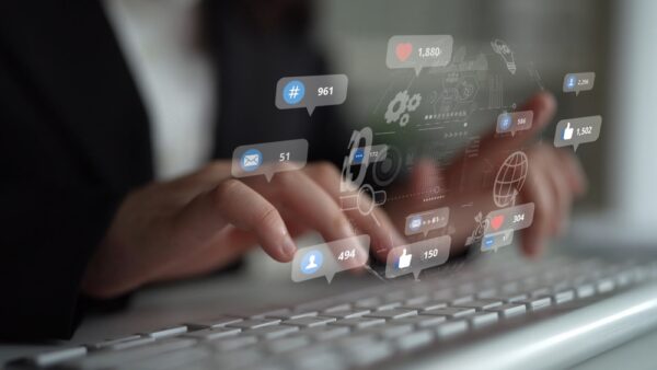 Policja będzie przeglądać social media – nowe uprawnienia budzą kontrowersje