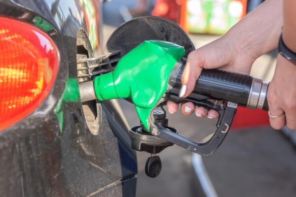 Coraz więcej aplikacji i stron internetowych udostępnia kierowcom w całym kraju ceny paliwa