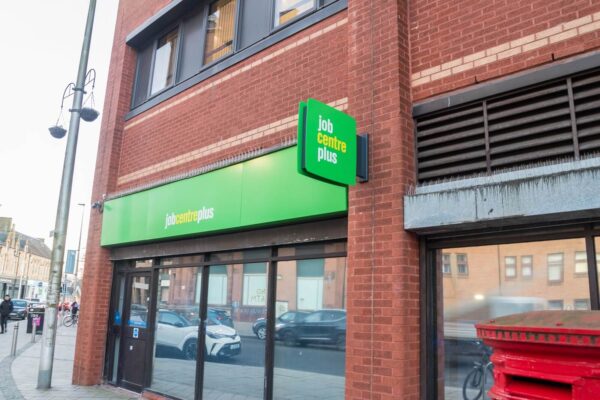 Rosnąca liczba świadczeniobiorców związana jest z coraz większą liczbą osób otrzymujących zasiłki z tytułu niepełnosprawności