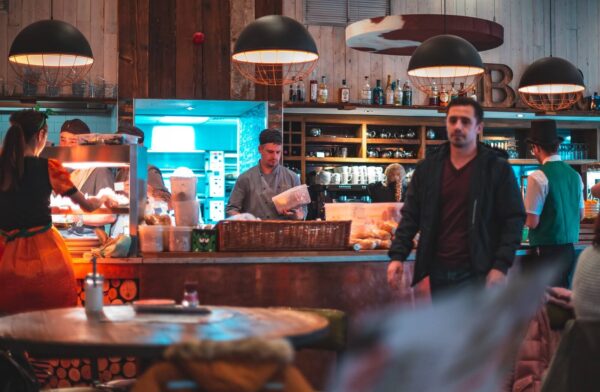 Firmy gastronomiczno-hotelarskie będą musiały zmierzyć się ze stratami finansowymi rzędu 1,4 mld funtów