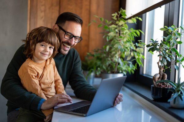 Rodzina z dochodami powyżej 60 000 funtów rocznie jest zmuszona do zwrotu części lub całego zasiłku na dziecko