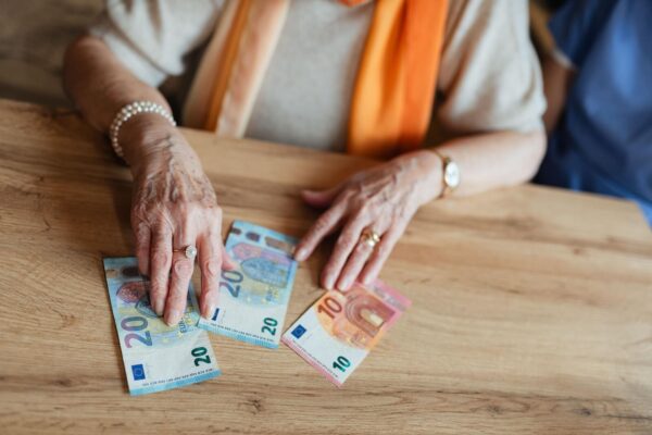 Wielu imigrantów nie kwalifikuje się do pełnej emerytury państwowej i zgromadziło niewielkie dodatkowe oszczędności emerytalne
