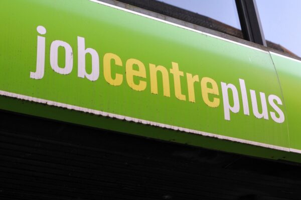 Przez zaniżenie Universal Credit mężczyzna nie miał na czynsz i rachunki, groziła mu bezdomność