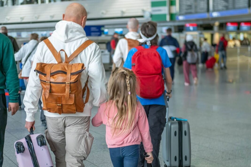 Koszty lotów są niższe niż koszt podróży pociągiem? Jak jest na wybieranych przez Polaków trasach?