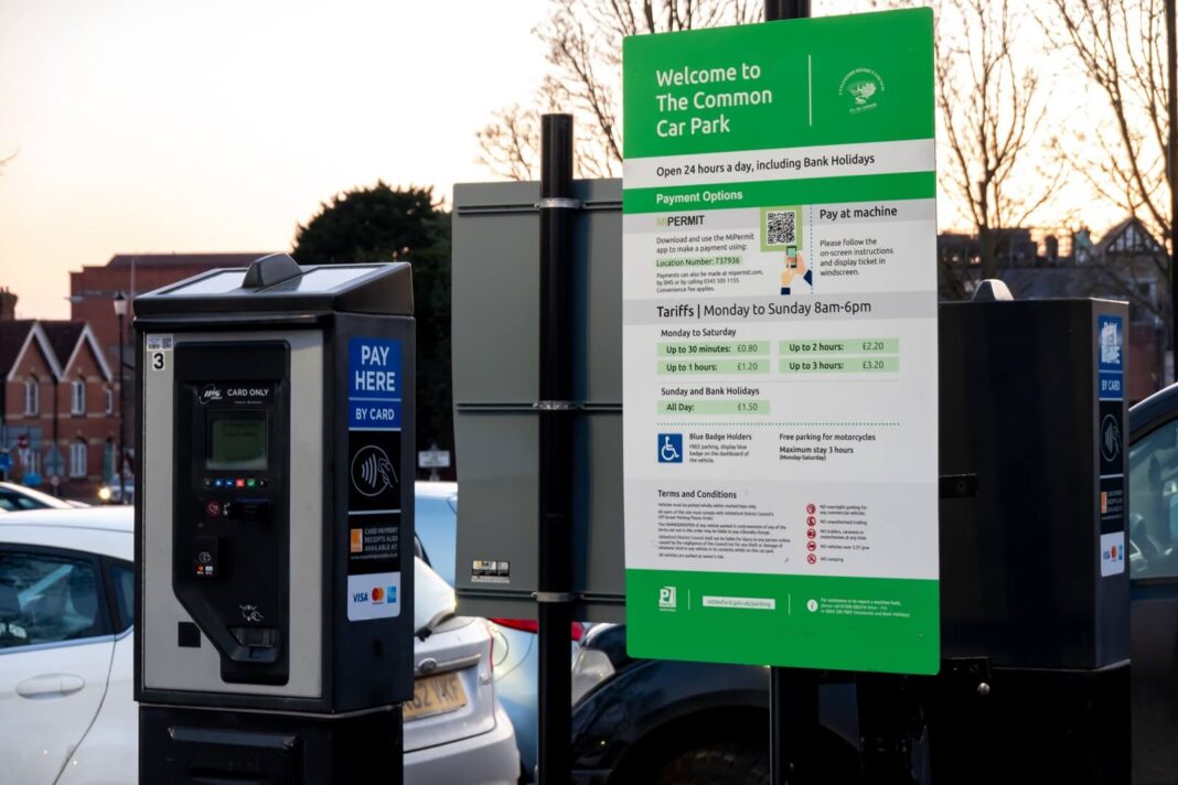 Kierowcy w UK coraz częściej padają ofiarami oszustw parkingowych