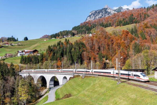 Deutsche Bahn, NS, Trenitalia, SBB i SNCF, będą zobowiązane do sprzedaży biletów konkurentów na swoich stronach internetowych