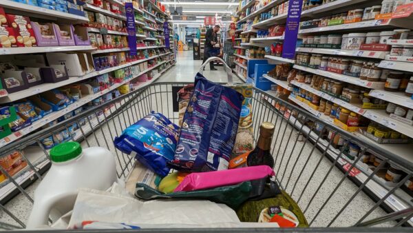 Rząd chciał zamrozić ceny podstawowych produktów. Supermarkety w UK mówią „nie”.