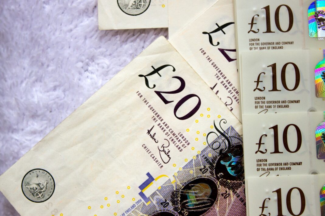 HMRC wprowadza zmiany w salary sacrifice. Nowa reforma obejmie miliony osób