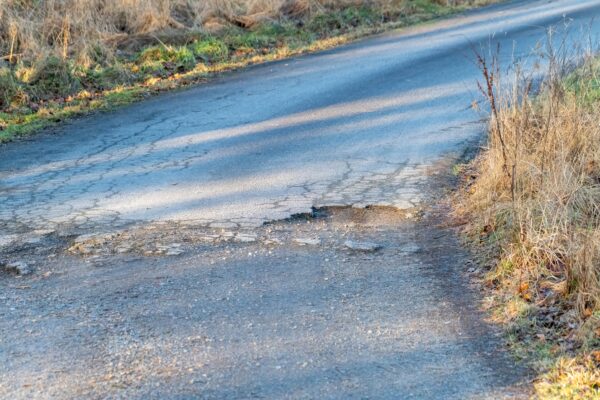 Uszkodziłeś auto na drodze? Dowiedz się jak uzyskać odszkodowanie od lokalnych władz!