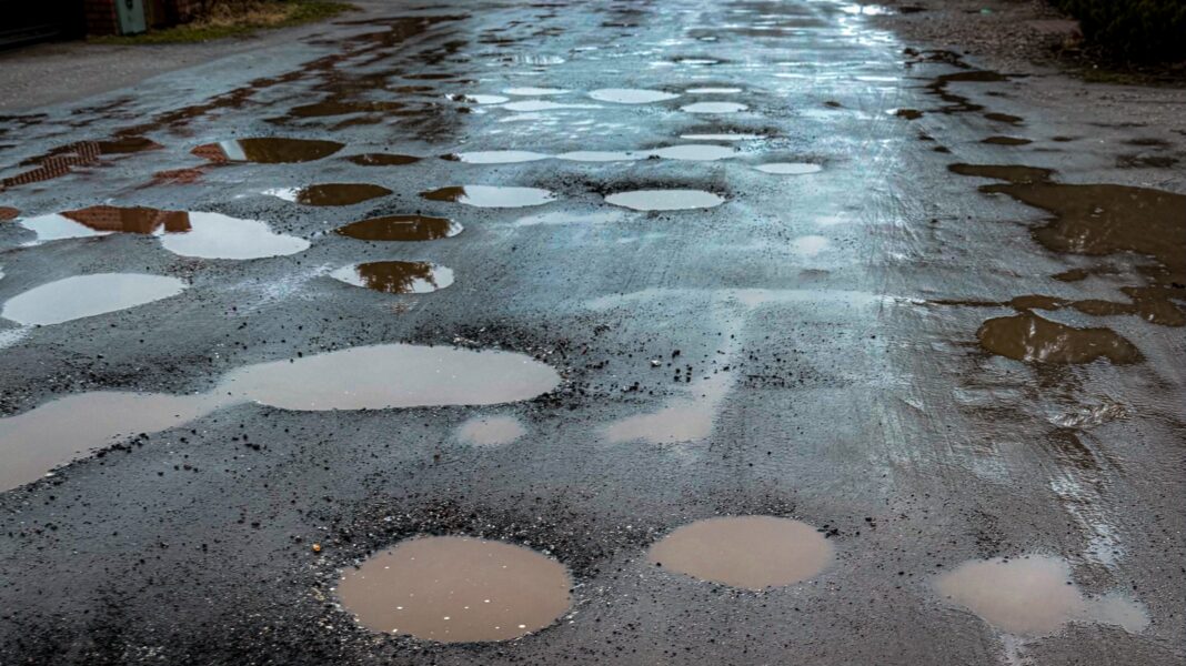 Uszkodziłeś auto na drodze? Dowiedz się jak uzyskać odszkodowanie od lokalnych władz!