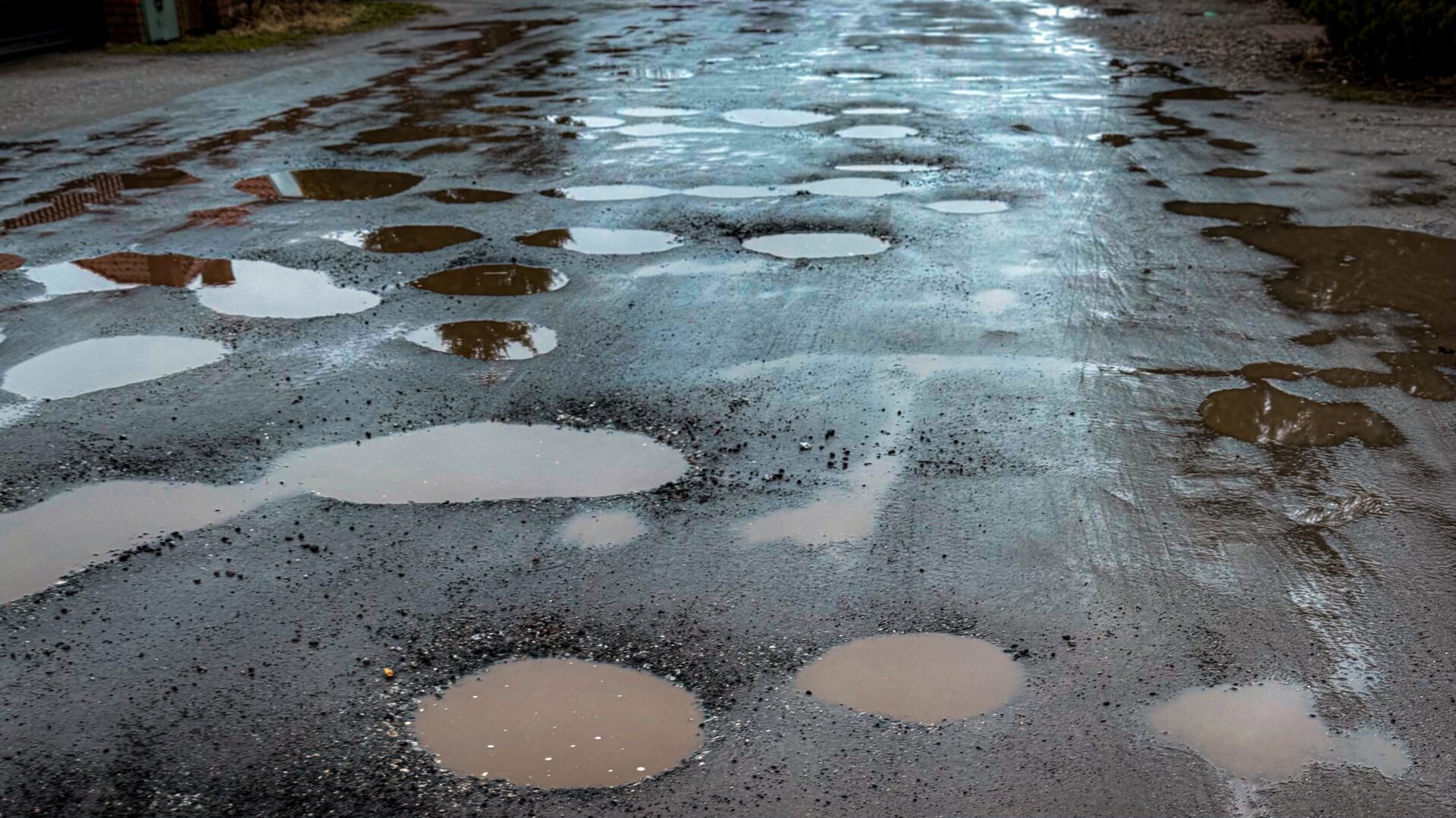 Uszkodziłeś auto na drodze? Dowiedz się jak uzyskać odszkodowanie od lokalnych władz!